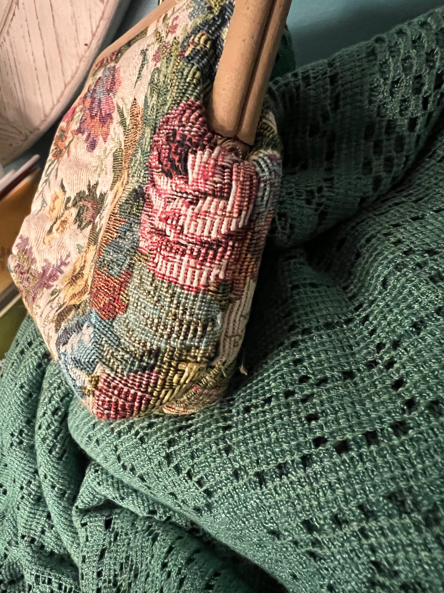 Vintage woven fabric purse with secure kiss clasp closure