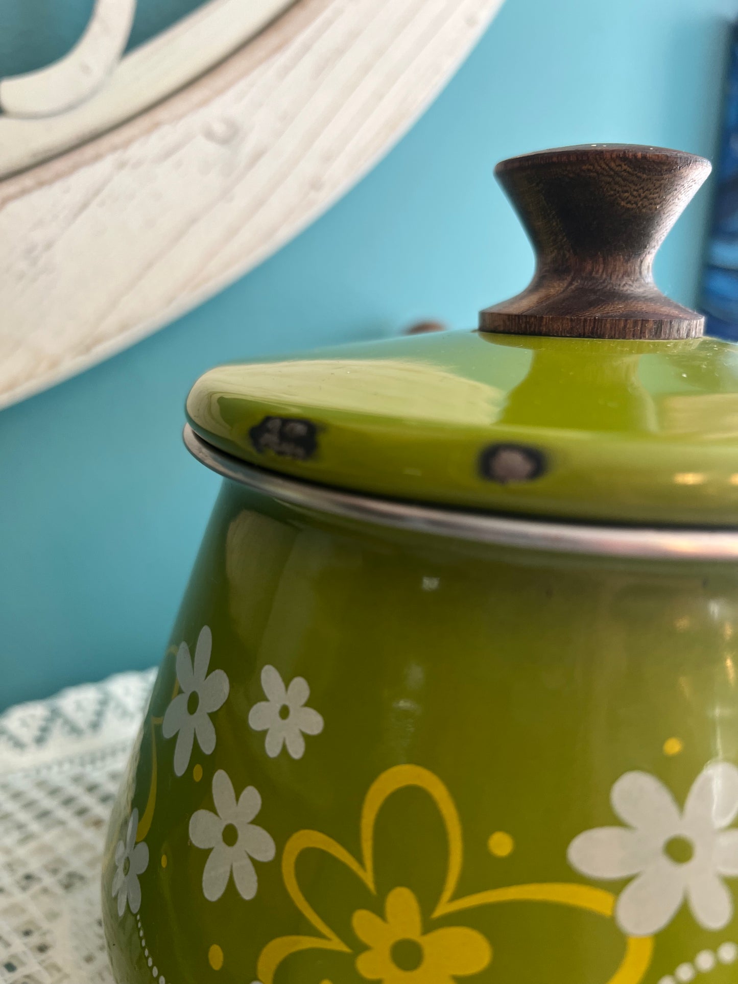 Retro enamel cookware