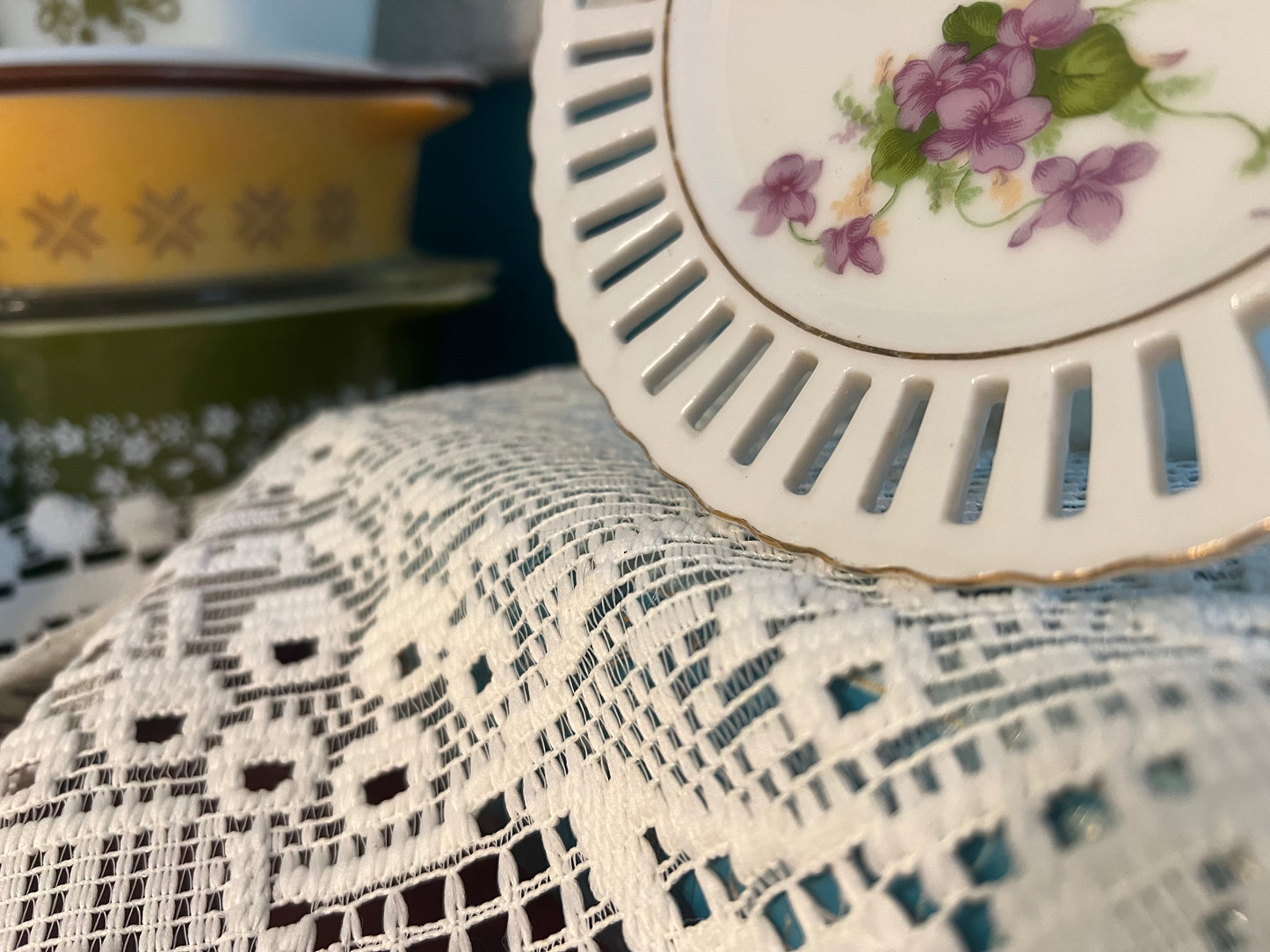 Decorative collectible plate
