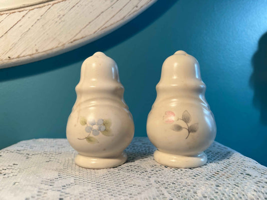 Vintage Pfaltzgraff Tea Rose Salt & Pepper Shakers | Stoneware Collectible