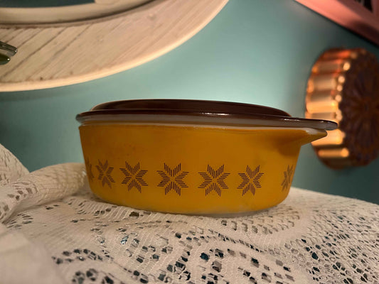 Vintage Pyrex Town & Country 1-Quart Casserole Dish – Gold Stars with Brown Lid, 1960s