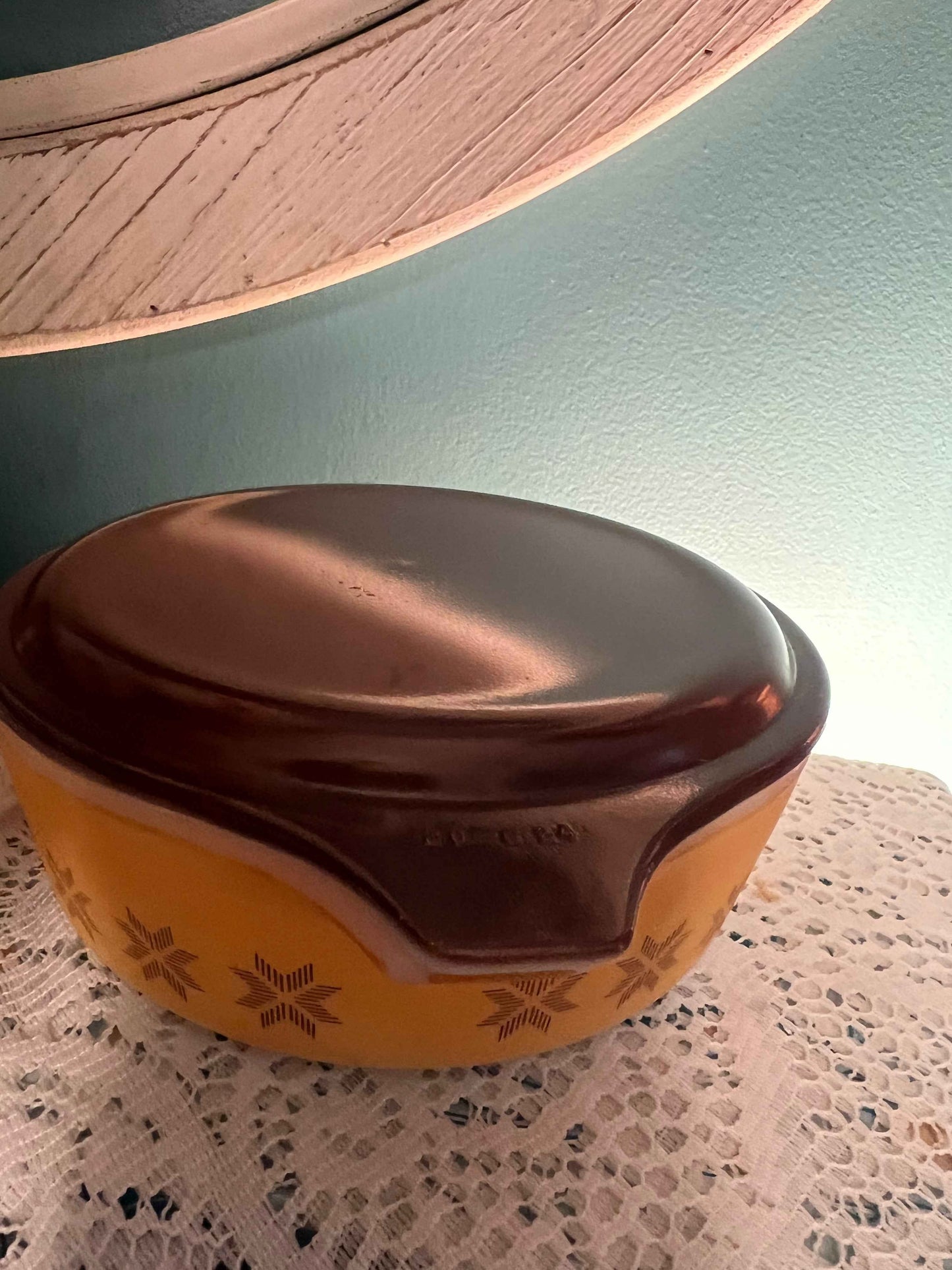 Vintage Pyrex Town & Country 1-Quart Casserole Dish – Gold Stars with Brown Lid, 1960s