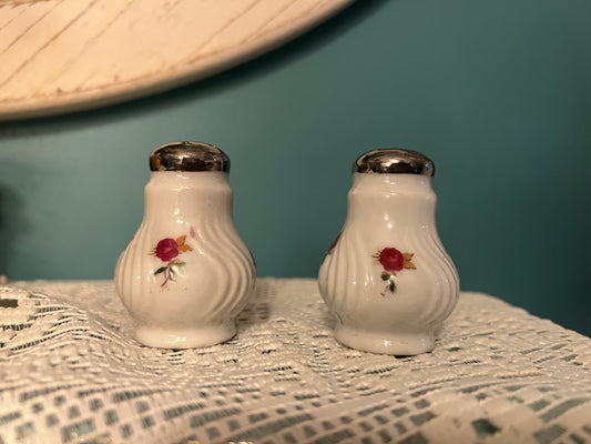 Porcelain salt and pepper set