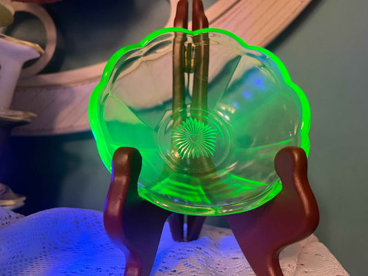 Uranium Glass Collecting: 5 Must-Have Vintage Pieces