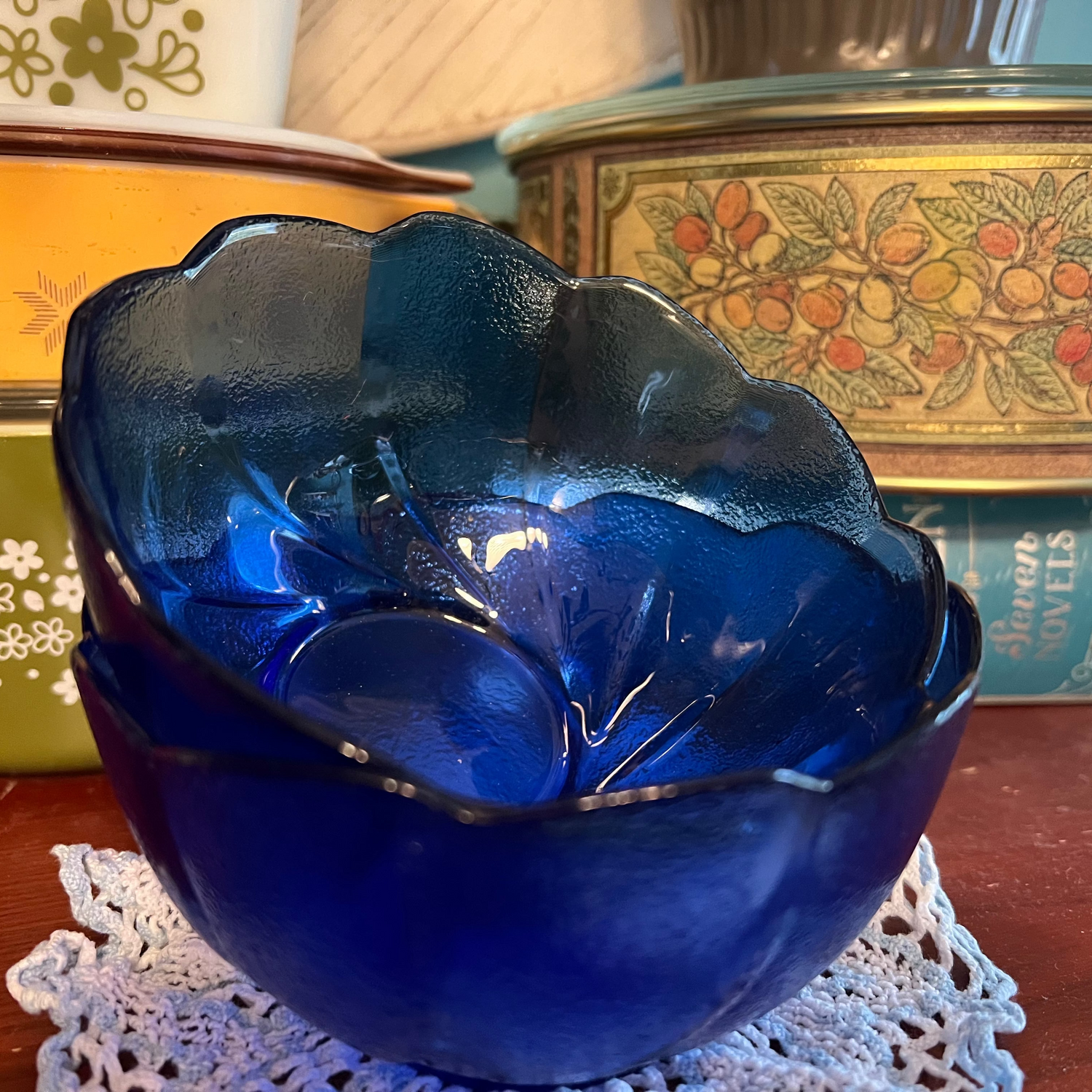 Vintage Dining & Serveware – Timeless Plates, Bowls & Trays