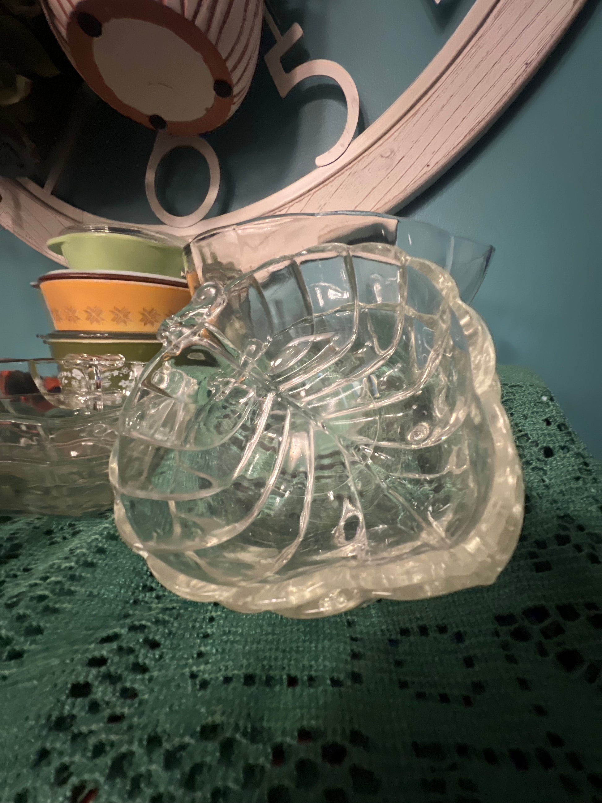 Vintage Anchor Hocking clear glass leaf-shaped serving set with 1 large and 4 small bowls