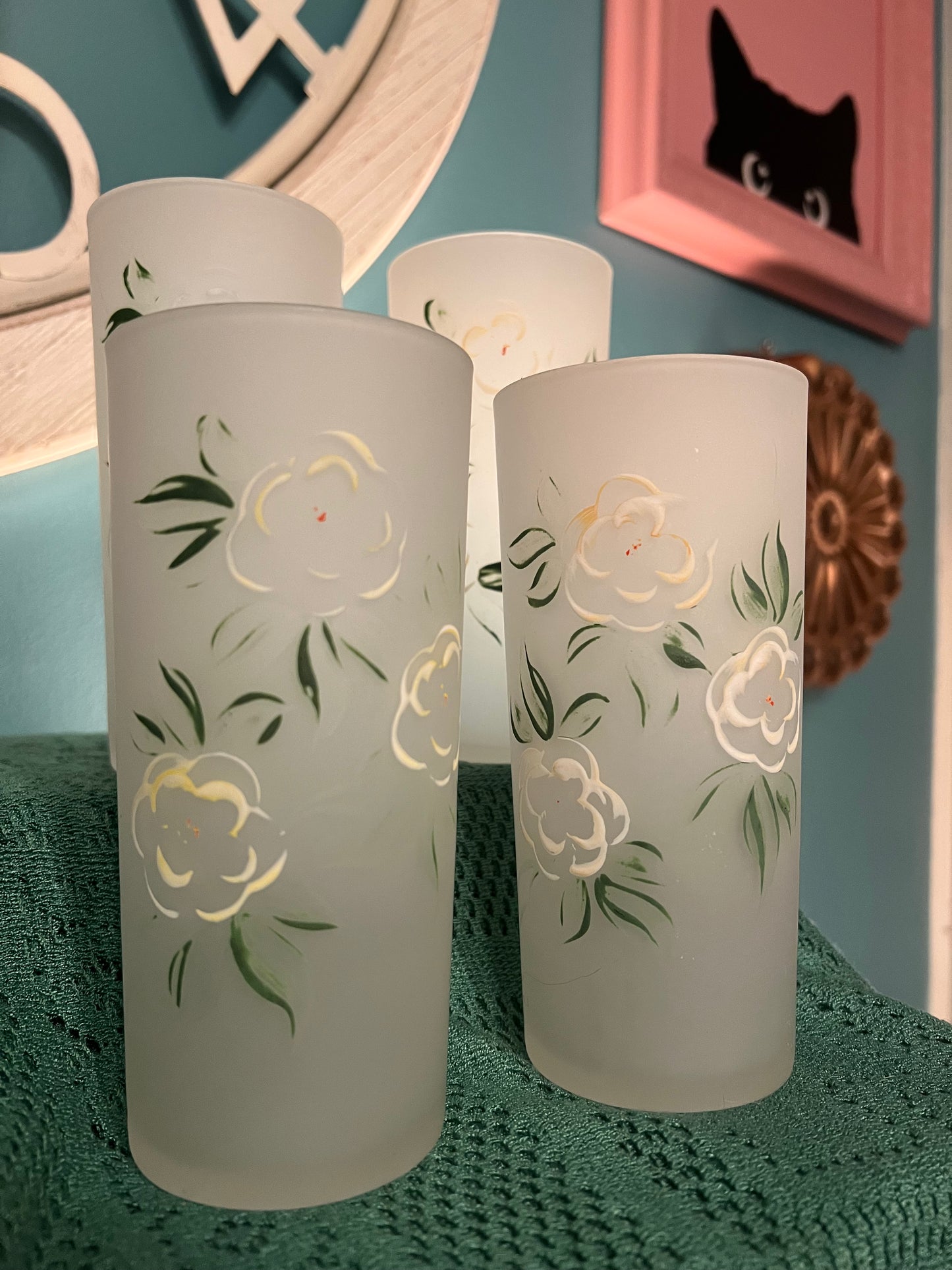 Set of 4 vintage Federal Glass frosted floral drinking glasses with white flowers and green leaves