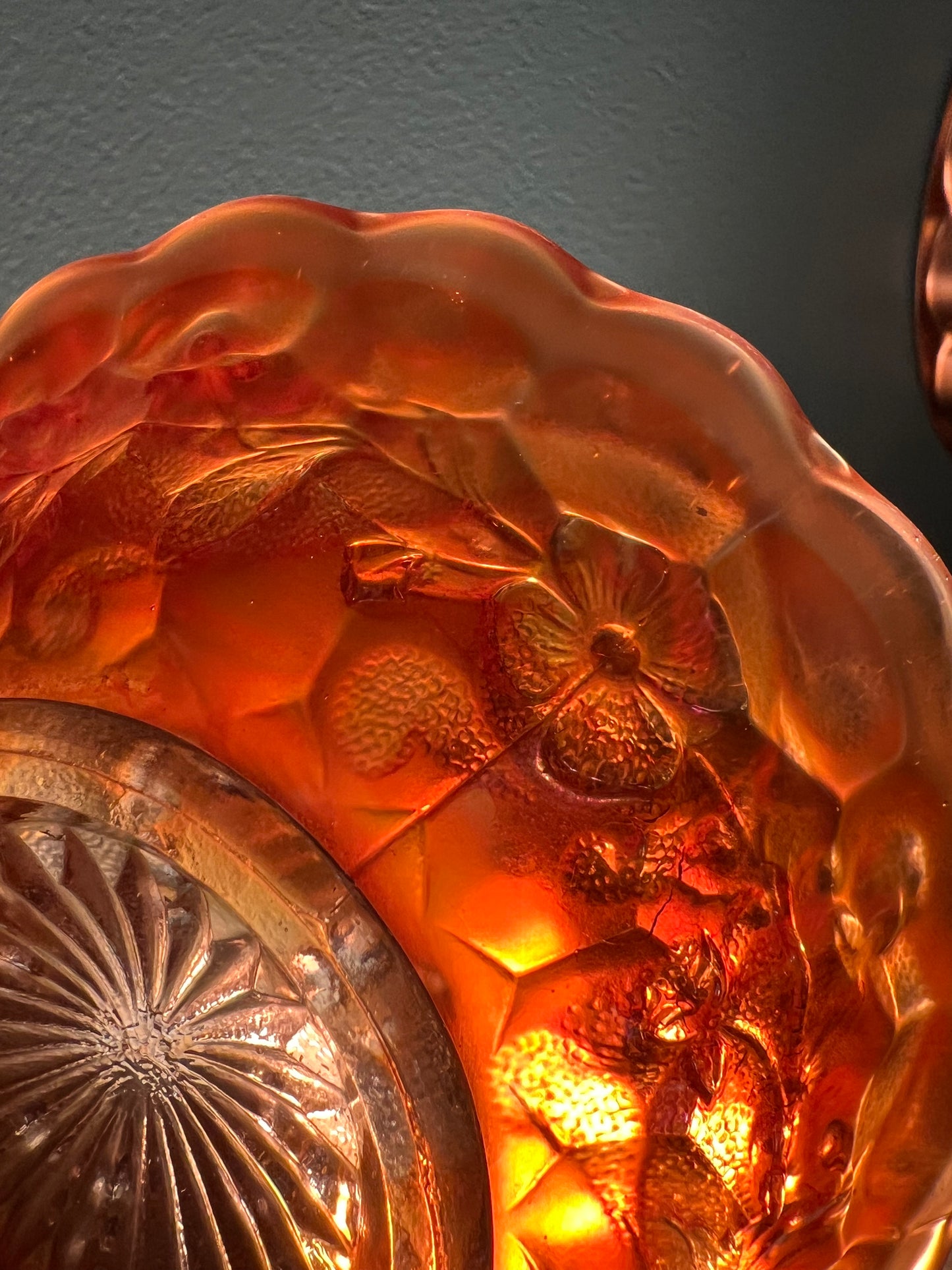 Collectible Fenton art glass feathered serpent pattern berry bowl, near-pristine condition
