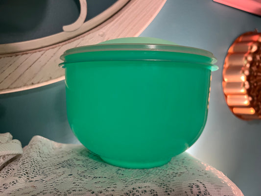 Vintage Tupperware Jadite Green Bowl #1424 with Domed Lid #1425 – Mid-Century Storage Bowl - Dusty Treasures