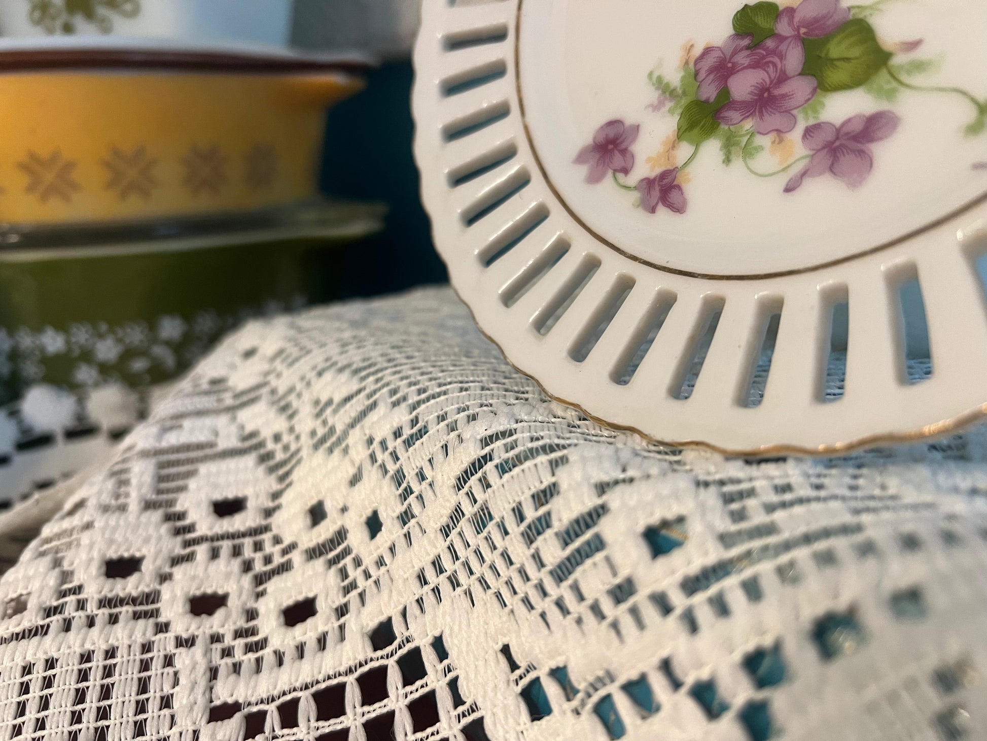 Decorative collectible plate