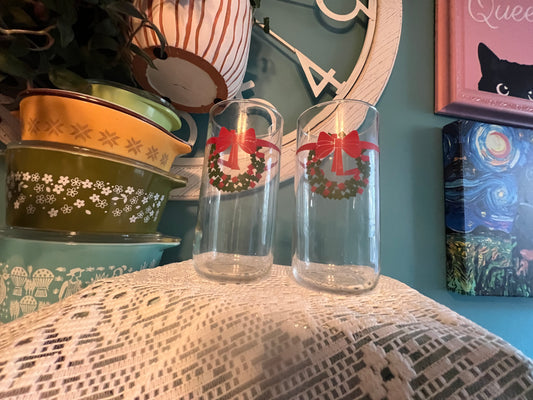 Set of 2 vintage Libbey Christmas Wreath tumblers 6” tall