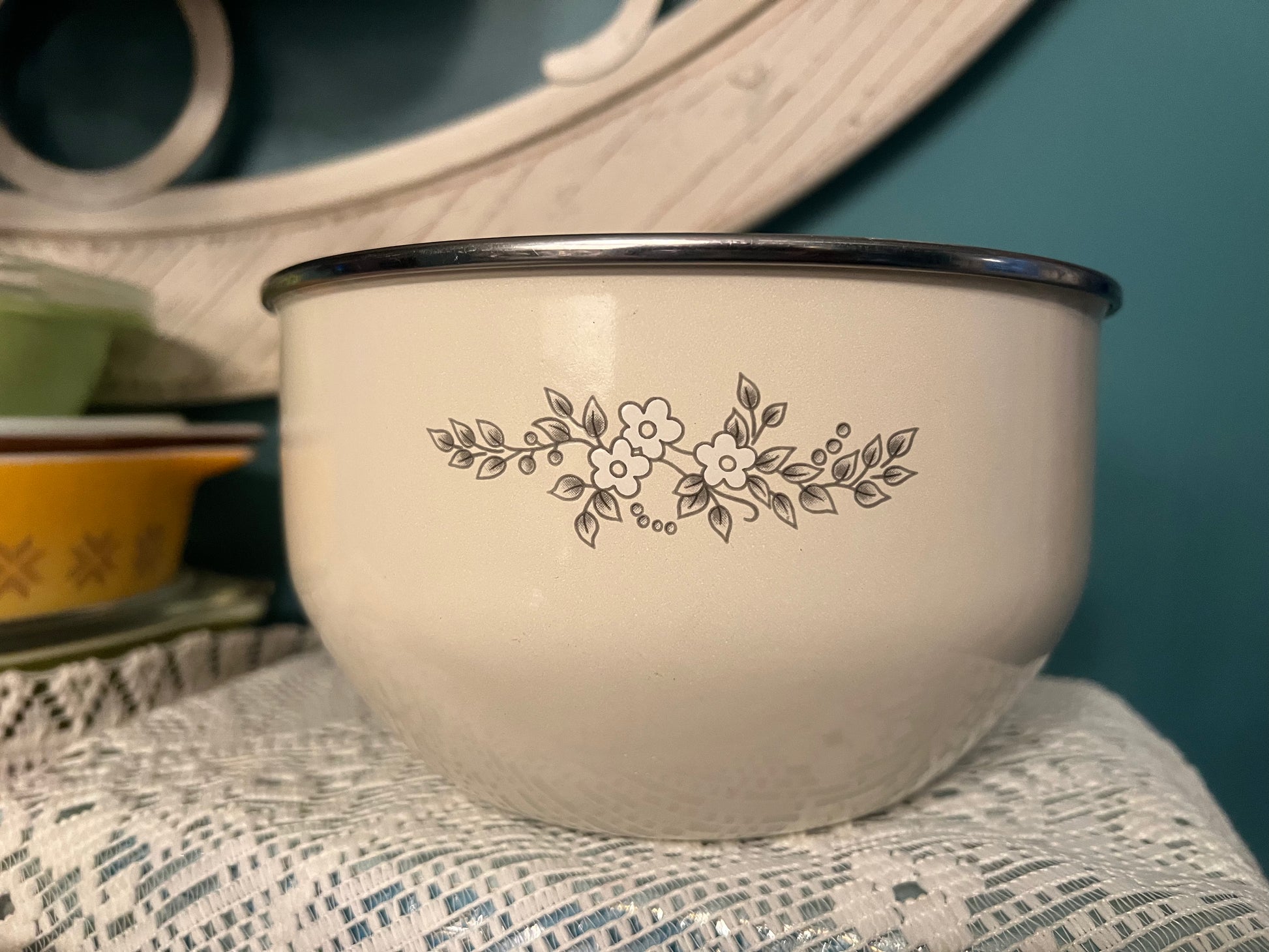 Nesting mixing bowl set