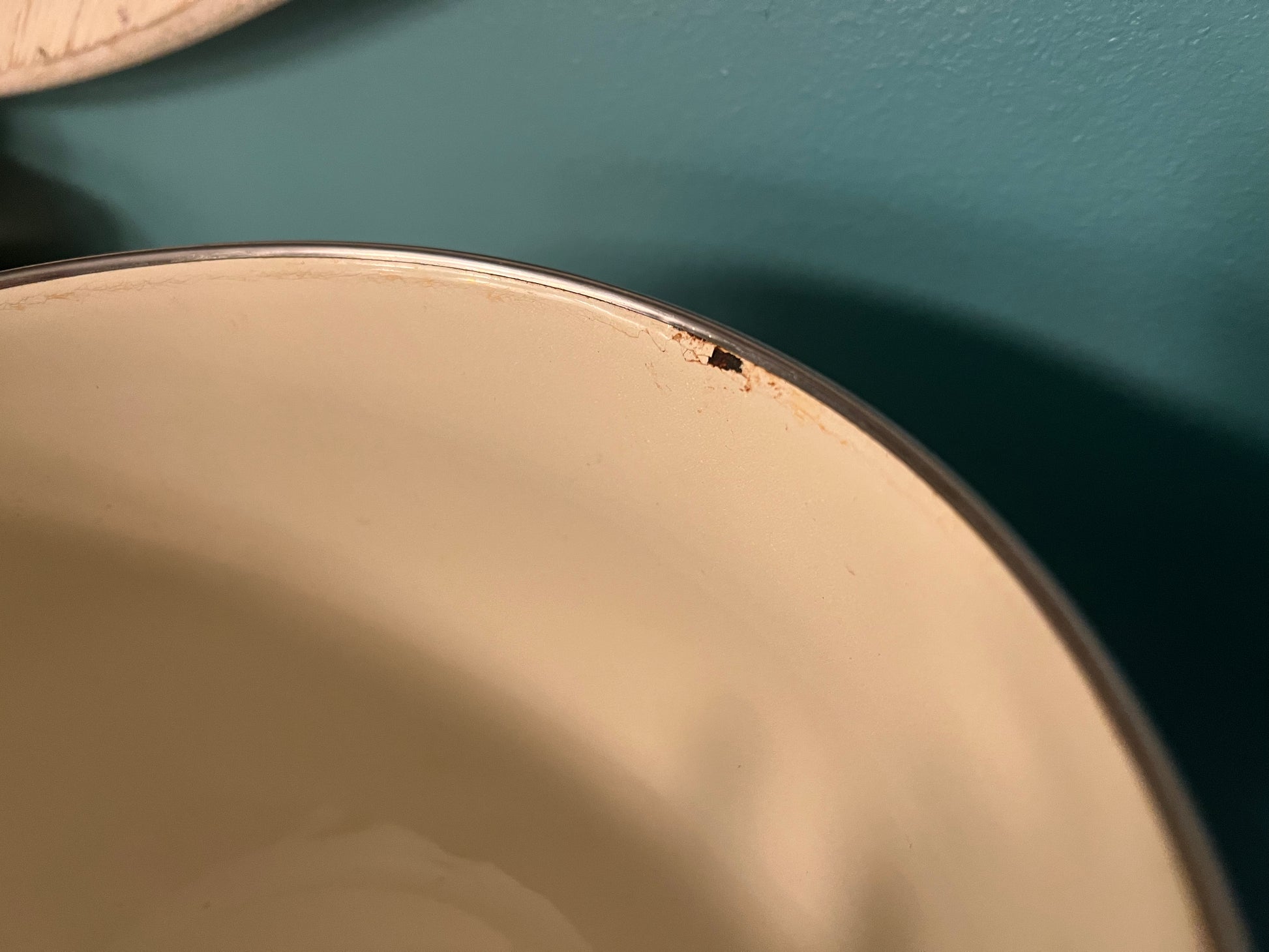 Retro heirloom metal mixing bowls for vintage kitchen décor