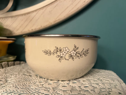Collectible large and medium Pfaltzgraff Heirloom bowls for display