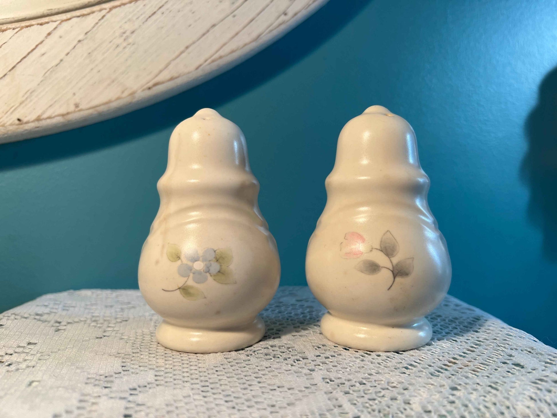 Vintage Pfaltzgraff Tea Rose Salt & Pepper Shakers | Stoneware Collectible