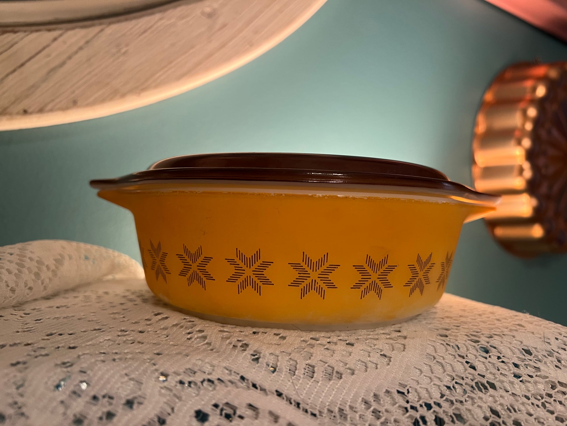 Vintage Pyrex Town & Country 1-quart casserole dish with brown lid