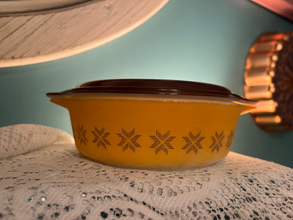 Vintage Pyrex Town & Country 1-quart casserole dish with brown lid