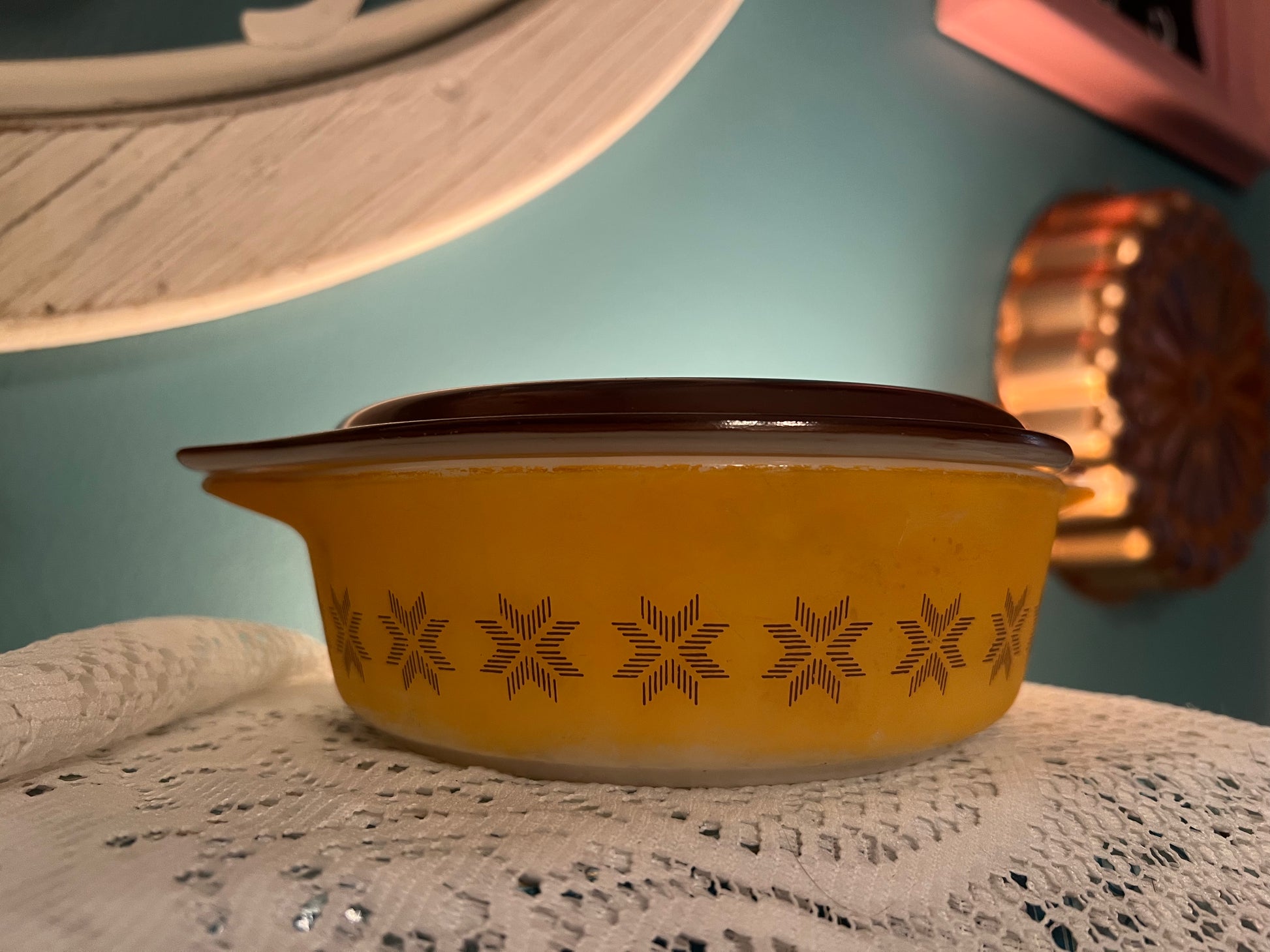 Retro 1960s collectible Pyrex baking dish with lid