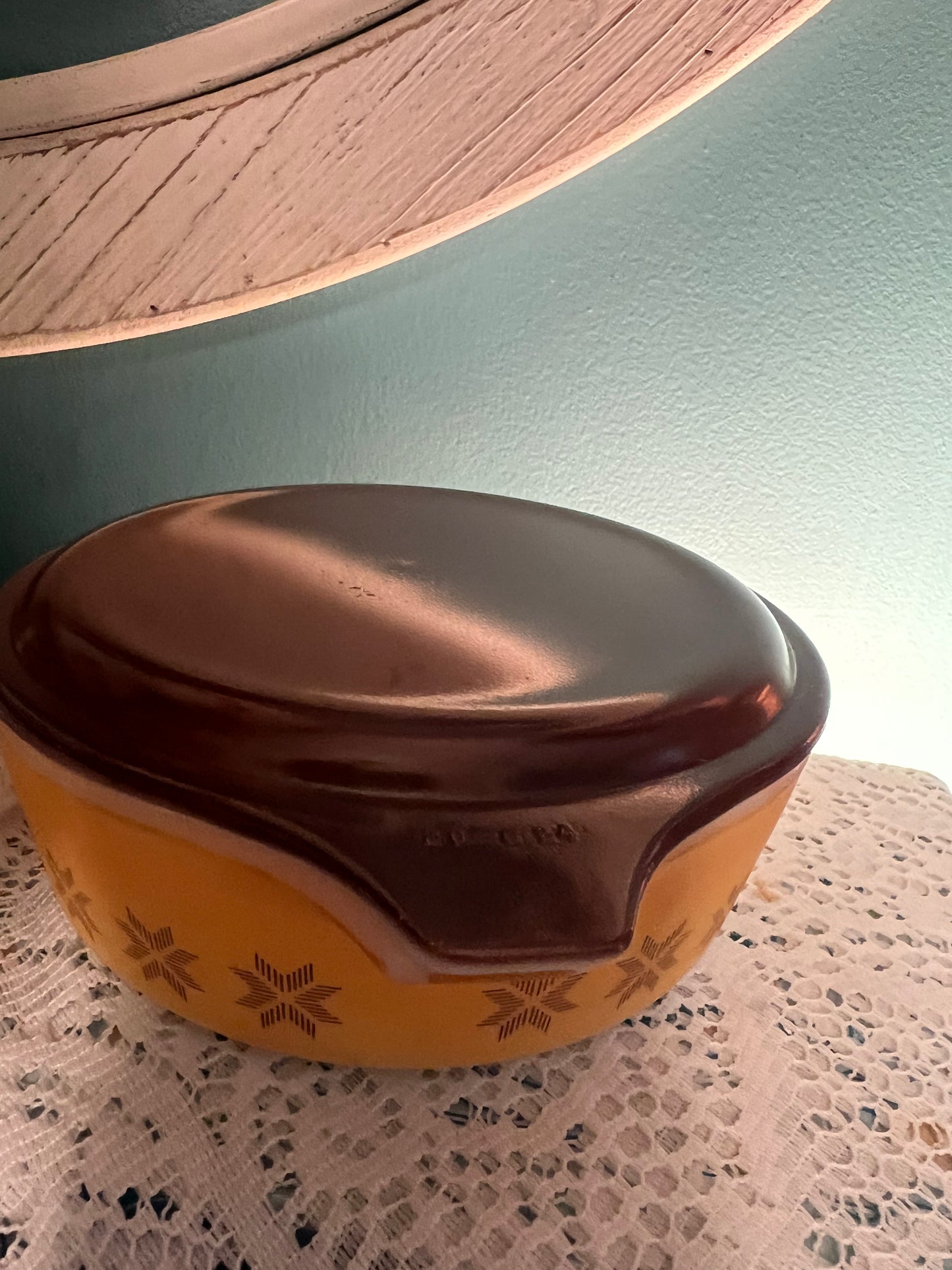 Vintage Pyrex Town & Country 1-quart casserole dish with brown lid