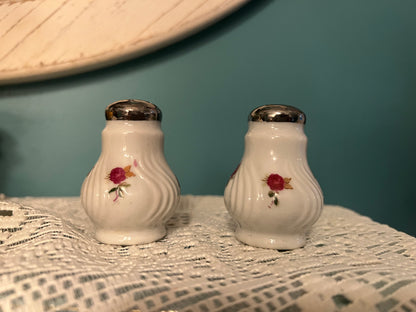 Porcelain salt and pepper set