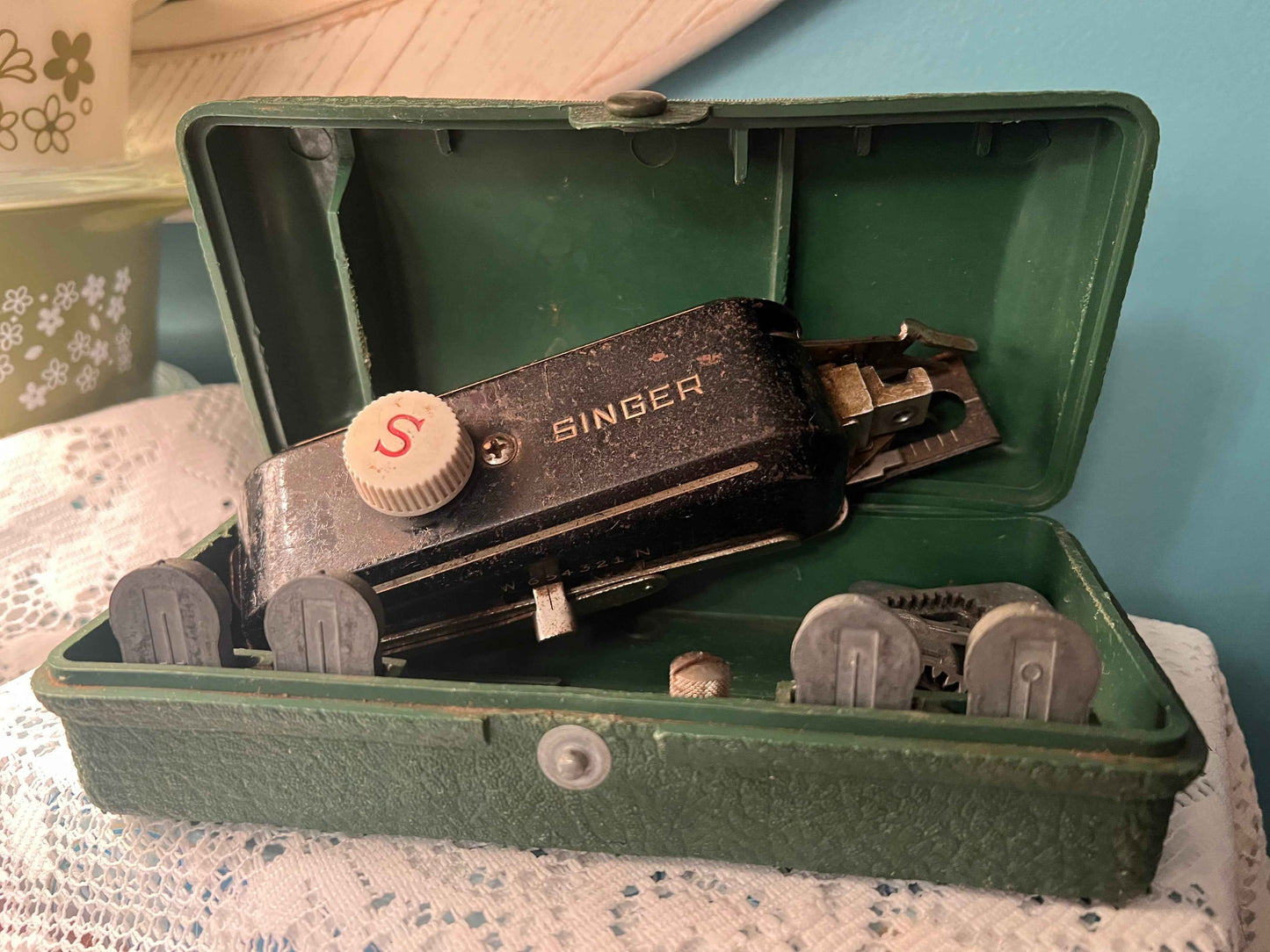 Singer Buttonholer Attachment | Vintage Green Case | Sewing Machine Accessory