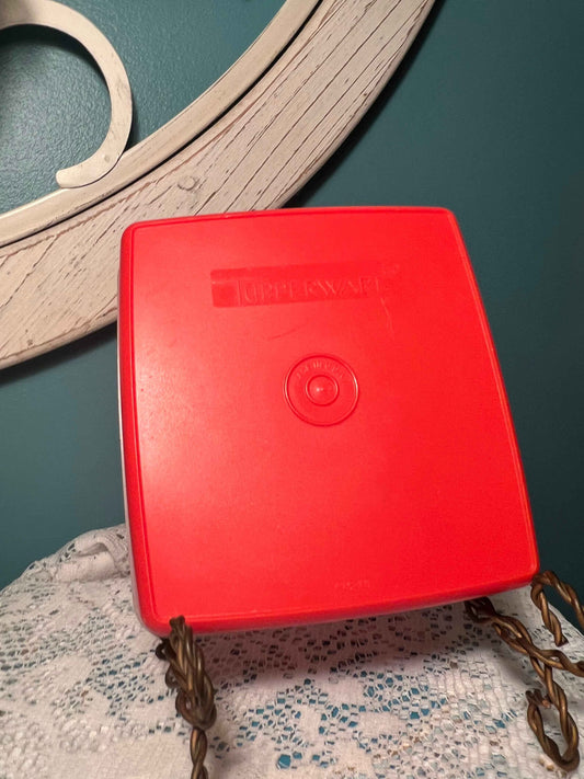 Vintage Tupperware Square-A-Way Sandwich Keeper #670-31 Red | Retro Kitchenware